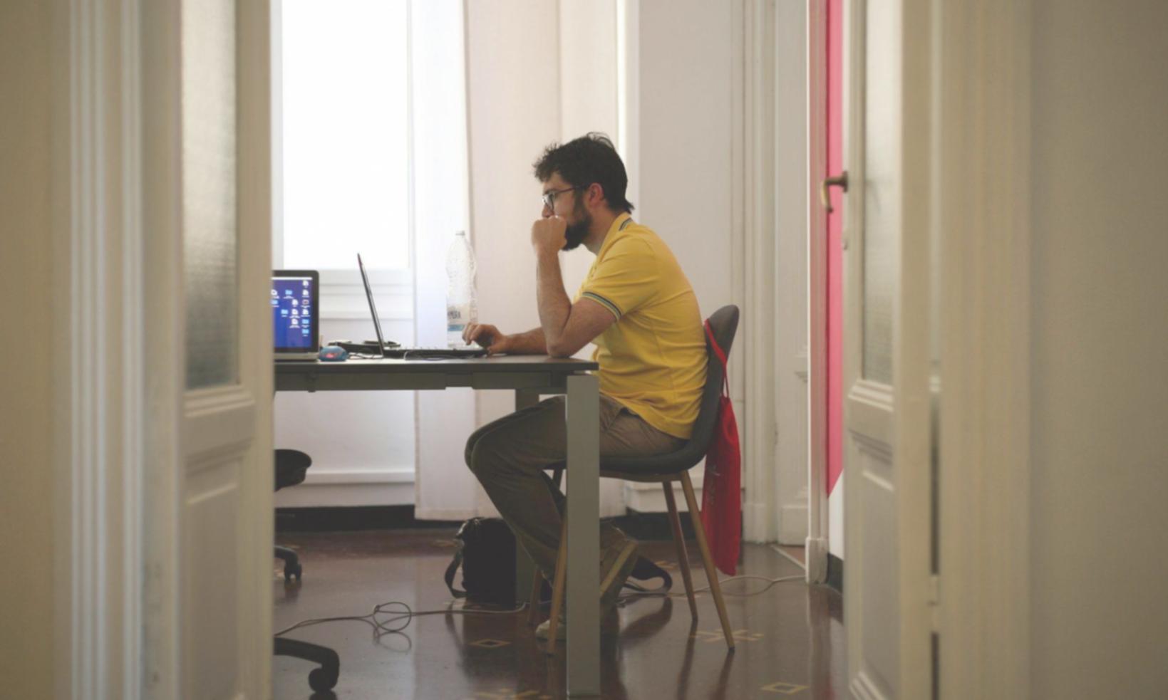Estudiantes colaborando en análisis financiero durante sesión práctica